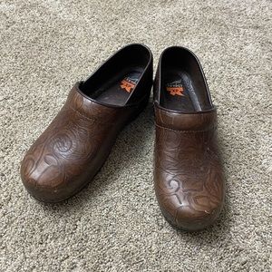 Dansko flower embossed brown clogs mules